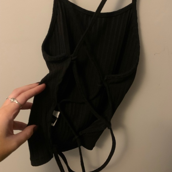 Black criss cross tie back crop top - Picture 4 of 5